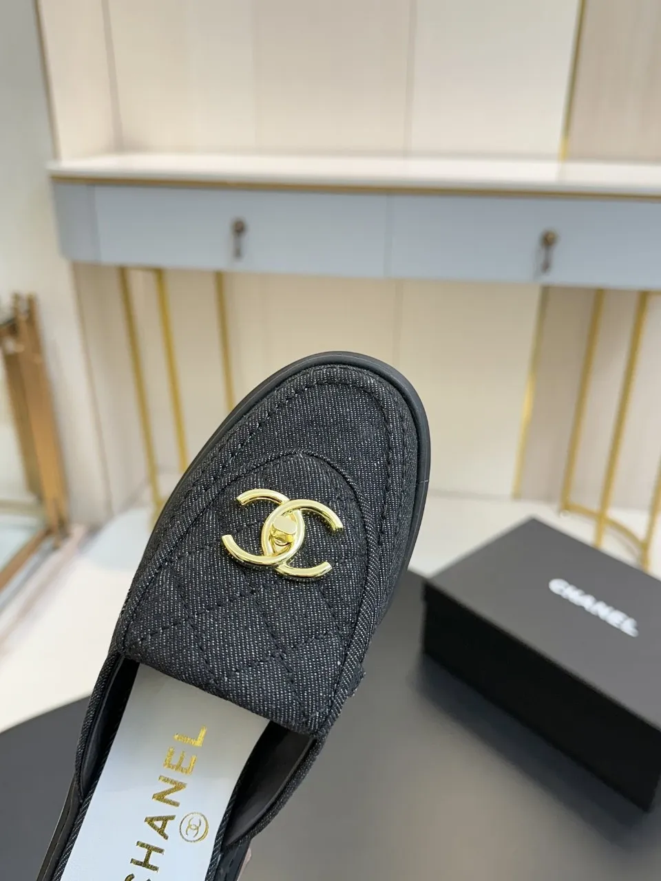 👟👟Ex-factory price 560👟👟 🔥🔥🔥Xiaoxiang official website synchronizes the high version of CHANEL 2025 Chanel top buckle exposed heel shoes, a must-have hot style for early spring, the goddess series, with the elegant and ladylike temperament of the fragrance family, super durable, irresistible, and exciting... ▪️The upper is imported sheepskin ▪️Inside imported sheep lining (same as the original) ▪️Original model opening, genuine leather outsole🇮🇹 ▪️Standard code 35- 41 42 Customized, non-returnable